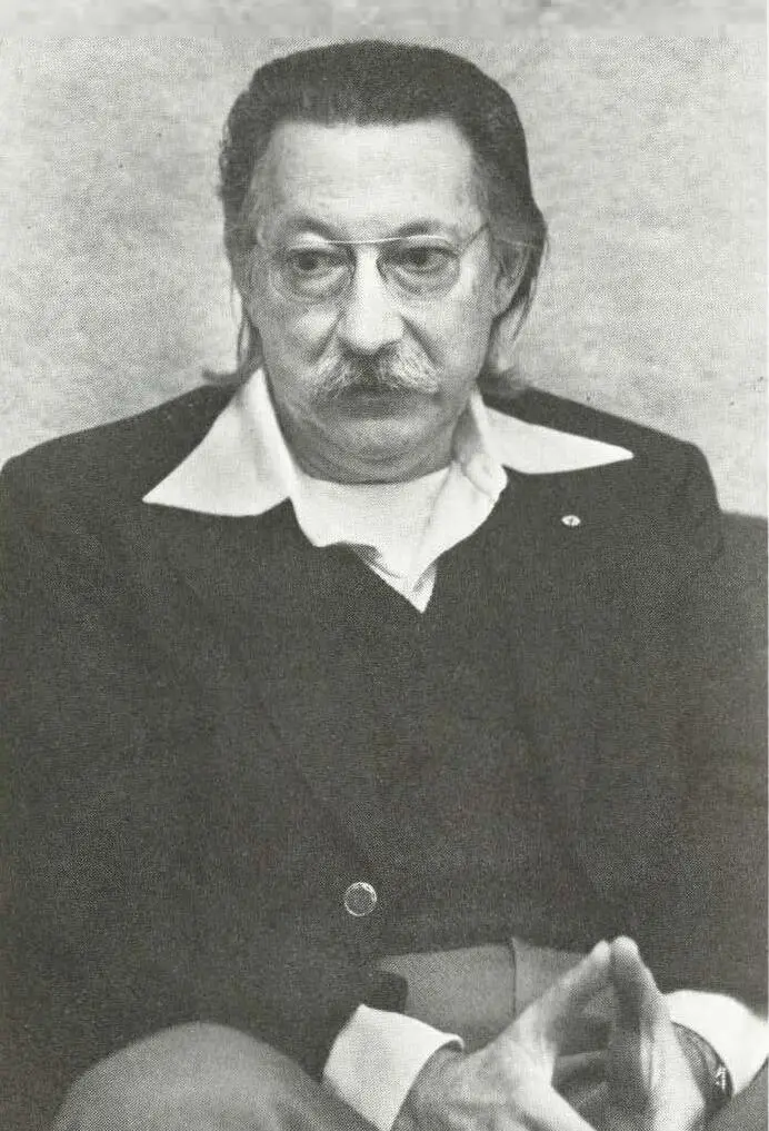 Schwarzweißfoto: Joseph Weizenbaum mit Brille und Schnurrbart, die Hände gefaltet