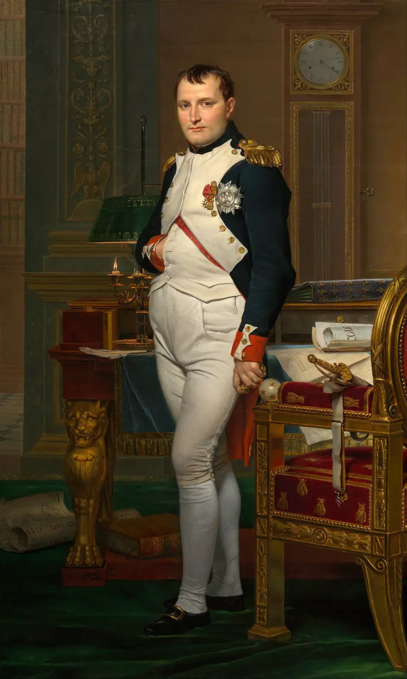Gemälde: Napoleon in Uniform steht mit der Hand in der Weste neben einem Schreibtisch