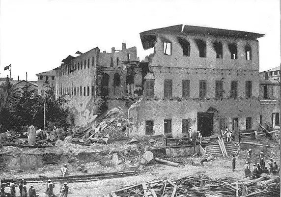Historisches Foto: der zerstörte Sultanspalast, davor Trümmer und eingestürzte Balken